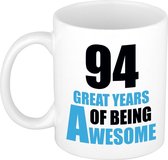 94 great years of being awesome cadeau mok / beker wit en blauw