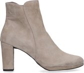 Manfield - Dames - Beige suède enkellaarsjes met hak - Maat 40