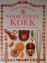 Boekomslag 'Stap voor Stap voor Zoete Koek' met koekjes in ster-, hart- en dierenvormen, een deegroller, gard, en koekjes versierd als een slang, beer, en soldaat.