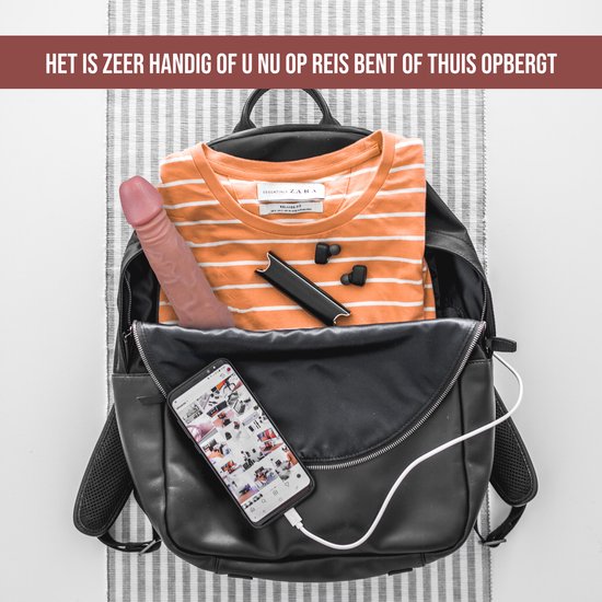 Roze dildo in een rugzak naast een gestreepte oranje top, koptelefoon en smartphone.