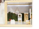 Poppenhuis badkamer met ligbad, fontein, douche en toilet. Behang met groene bladeren.