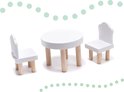 Witte speelgoedtafel met twee stoeltjes, houten poten.