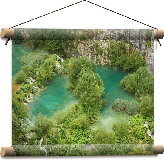 WallClassics - Textielposter - Kleine Watervallen tussen Bomen - 40x30 cm Foto op Textiel