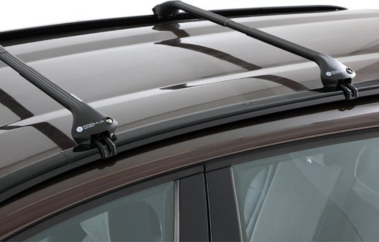 Barres de toit Modula noires, montées sur les barres de toit d'une voiture sombre.