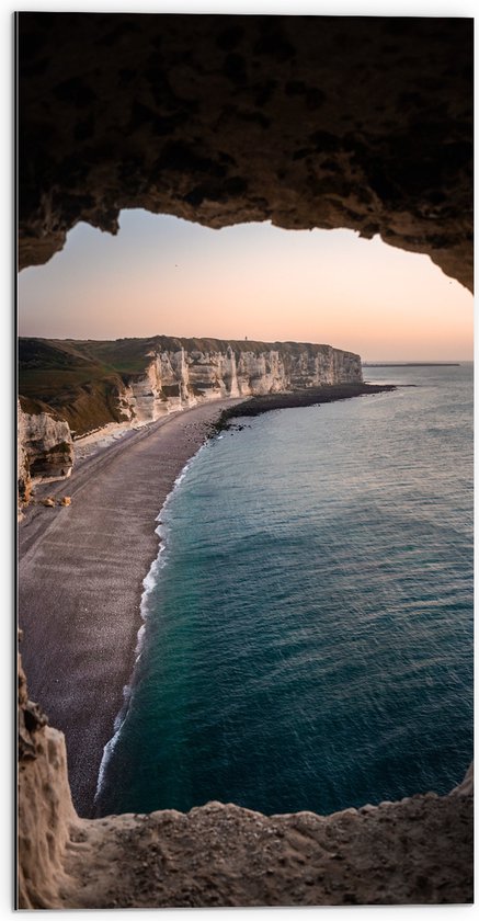 WallClassics - Dibond - Doorkijkje naar Strand - 50x100 cm Foto op Aluminium (Met Ophangsysteem)