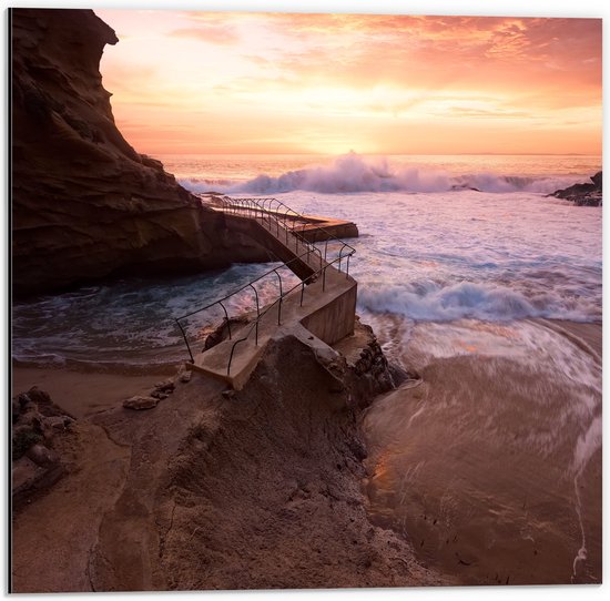 WallClassics - Dibond - Roze Lucht boven Grote Golven - 50x50 cm Foto op Aluminium (Wanddecoratie van metaal)