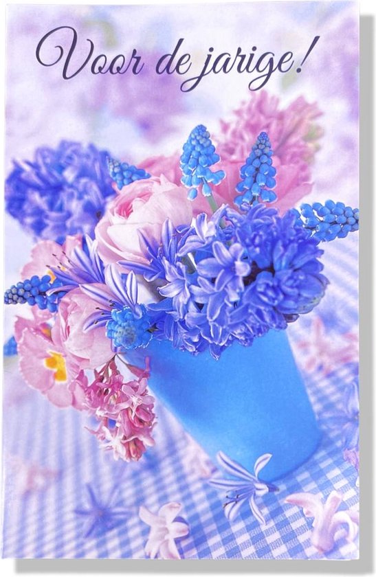 Verjaardagskaart met blauwe vaas vol blauwe en roze bloemen. Tekst: Voor de jarige!