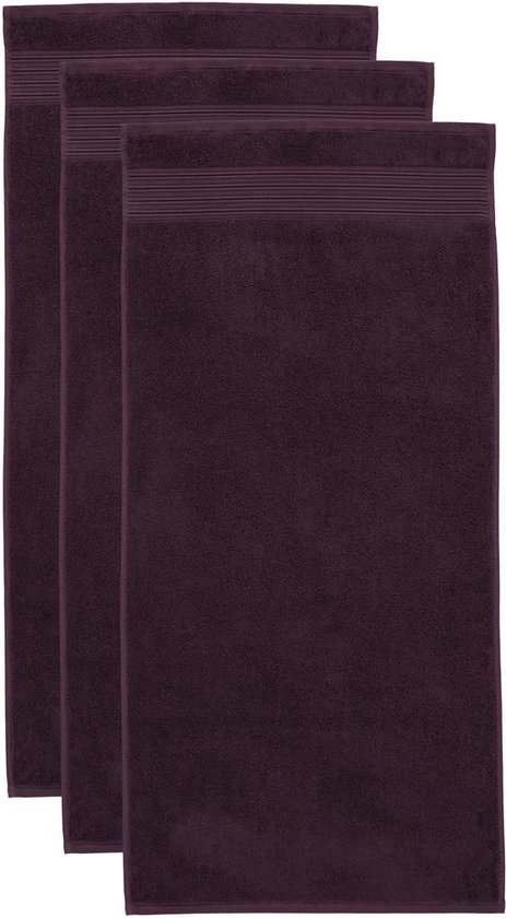Trois serviettes violet foncé empilées.