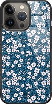 Casimoda® hoesje - Geschikt voor iPhone 13 Pro - Bloemen Blauw - Luxe Hard Case Zwart - Backcover telefoonhoesje - Blauw
