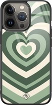 Casimoda® hoesje - Geschikt voor iPhone 13 Pro - Hart Swirl Groen - Luxe Hard Case Zwart - Backcover telefoonhoesje - Groen