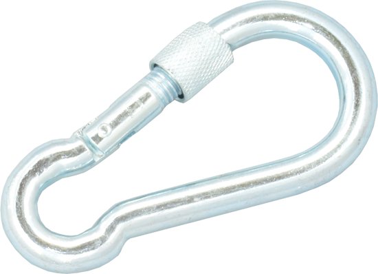Een zilverkleurige karabijnhaak met schroefsluiting, geïsoleerd op een witte achtergrond.