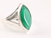 Opengewerkte zilveren ring met groene onyx - maat 16
