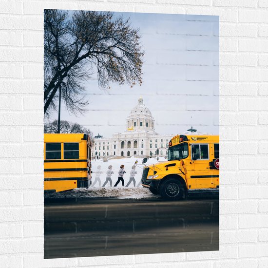 WallClassics - Muursticker - Gele Schoolbussen bij Gebouw - 80x120 cm Foto op Muursticker