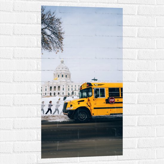 WallClassics - Muursticker - Gele Schoolbussen bij Gebouw - 50x100 cm Foto op Muursticker