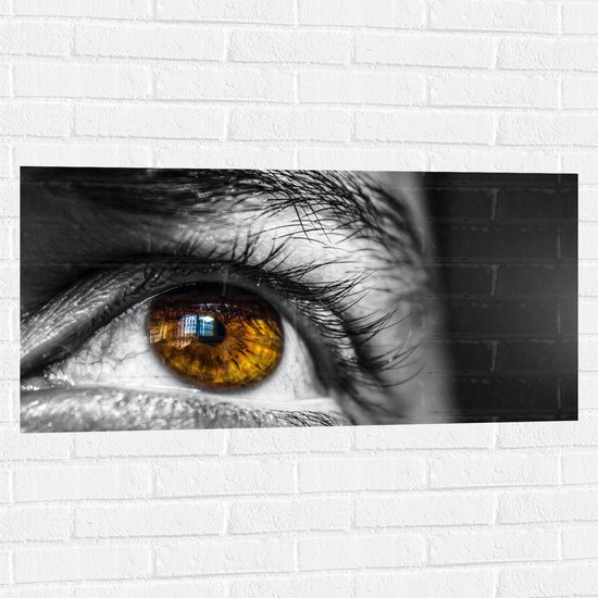 WallClassics - Muursticker - Helderbruin Oog op Zwart Witte Man - 100x50 cm Foto op Muursticker