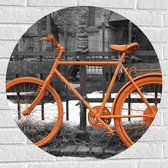 WallClassics - Muursticker Cirkel - Oranje Fiets tegen Zwart Witte Achtergrond - 70x70 cm Foto op Muursticker