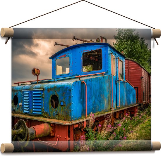 WallClassics - Textielposter - Oude Veroeste Blauwe Trein - 40x30 cm Foto op Textiel