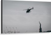 WallClassics - Toile - Hélicoptère flottant au-dessus de la Statue de la Liberté à New York - 120x80 cm Photo sur Toile (Décoration murale sur Toile)