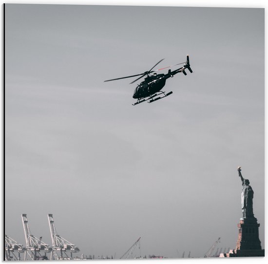 WallClassics - Dibond - Helikopter zwevend boven Vrijheidsbeeld in New York - 50x50 cm Foto op Aluminium (Met Ophangsysteem)