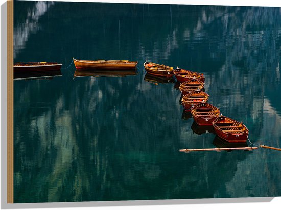 WallClassics - Hout - Rij Vissersboten op Helder Water - 80x60 cm - 12 mm dik - Foto op Hout (Met Ophangsysteem)