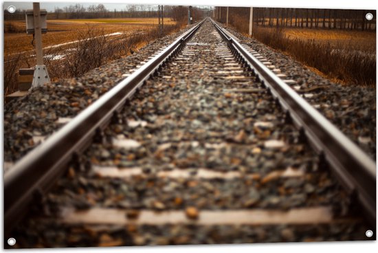 WallClassics - Tuinposter – Close up van het Spoor - 105x70 cm Foto op Tuinposter  (wanddecoratie voor buiten en binnen)