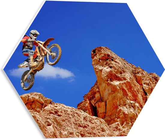 WallClassics - PVC Schuimplaat Hexagon  - Motorrijder op Oranje Rots - 40x34.8 cm Foto op Hexagon (Met Ophangsysteem)