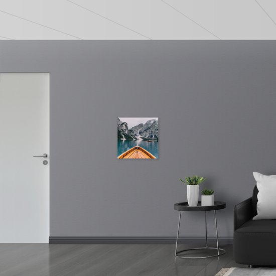 WallClassics - Dibond - Bateau en bois vers Montagnes - Photo 50x50 cm sur aluminium (avec système de suspension)