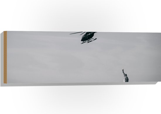 WallClassics - Hout - Helikopter zwevend boven Vrijheidsbeeld in New York - 90x30 cm - 12 mm dik - Foto op Hout (Met Ophangsysteem)