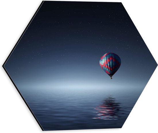 WallClassics - Dibond Hexagon - Laagzwevende Luchtballon boven Water in de Nacht - 30x26.1 cm Foto op Hexagon (Met Ophangsysteem)