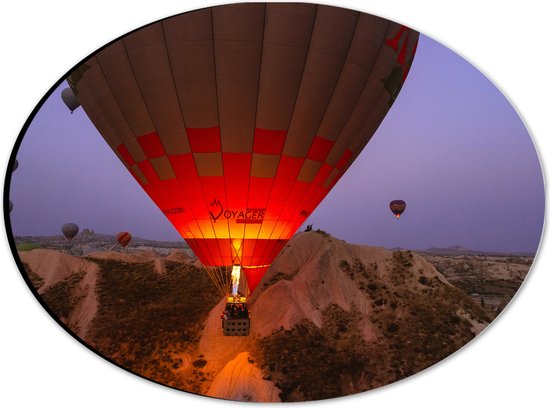 WallClassics - Dibond Ovaal - Luchtballonnen bij Bergen - 28x21 cm Foto op Ovaal (Met Ophangsysteem)