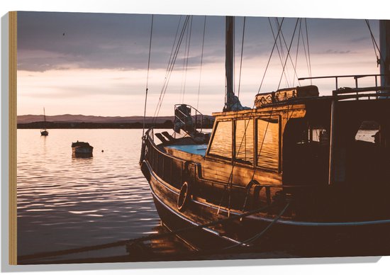 WallClassics - Hout - Oude Vissersboot bij Avondzon - 90x60 cm - 12 mm dik - Foto op Hout (Met Ophangsysteem)