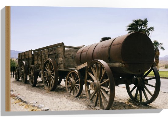 WallClassics - Hout - Oude Wagen op Stenen Pad - 60x40 cm - 12 mm dik - Foto op Hout (Met Ophangsysteem)