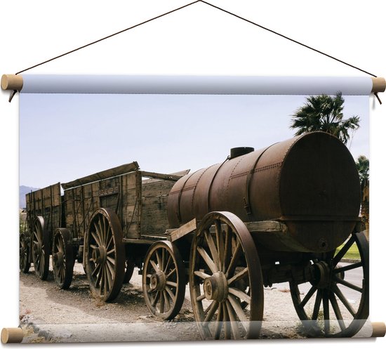 WallClassics - Textielposter - Oude Wagen op Stenen Pad - 60x40 cm Foto op Textiel