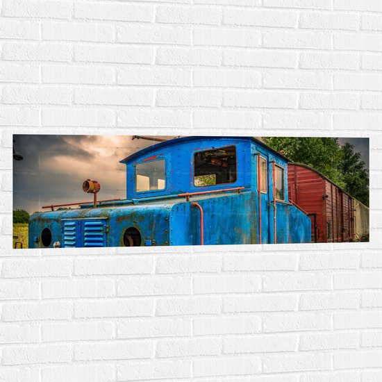 WallClassics - Muursticker - Oude Veroeste Blauwe Trein - 120x40 cm Foto op Muursticker