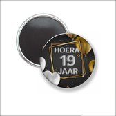 Button Met Magneet 58 MM - Hoera 19 Jaar - NIET VOOR KLEDING
