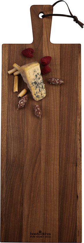 Walnotenhouten borrelplank met handvat, kaas, salami en frambozen.