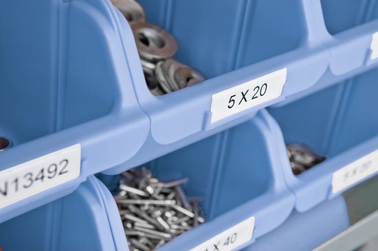 Een blauwe opbergbak met labels. Een label toont '5 X 20', een ander 'VN13492'.
