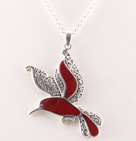 Zilveren kolibrie hanger met rode koraal steen aan ketting