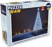 Puzzel Een verlichtte kerstboom bij de Tower Bridge in Engeland - Legpuzzel - Puzzel 1000 stukjes volwassenen - Kerst - Cadeau - Kerstcadeau voor mannen, vrouwen en kinderen