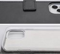Vue détaillée d'une coque de téléphone noire, avec des gros plans de la fermeture et du bord transparent.