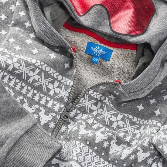 Grijze onesie met winterse patronen. Detailopname van de rits en het label 'Wick Wings 7/8'.
