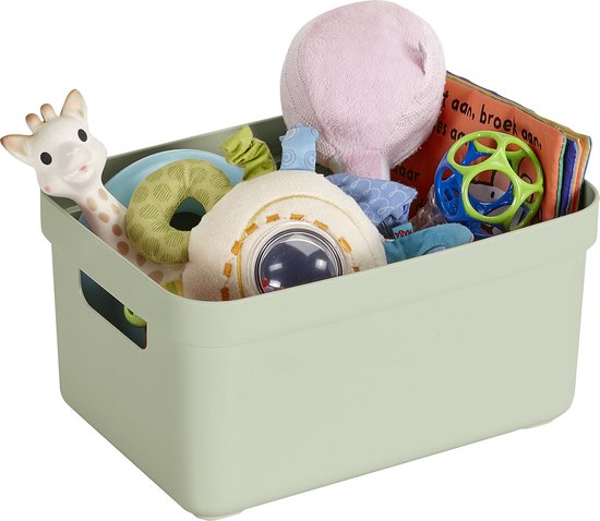 Groene opbergbox gevuld met baby- en kinderspeelgoed, waaronder een giraf en een zacht figuur.