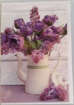 Een vaas vol met diverse bloemen. Een leuke kaart om zo te geven of om bij een cadeau te voegen. Een dubbele wenskaart inclusief envelop en in folie verpakt.