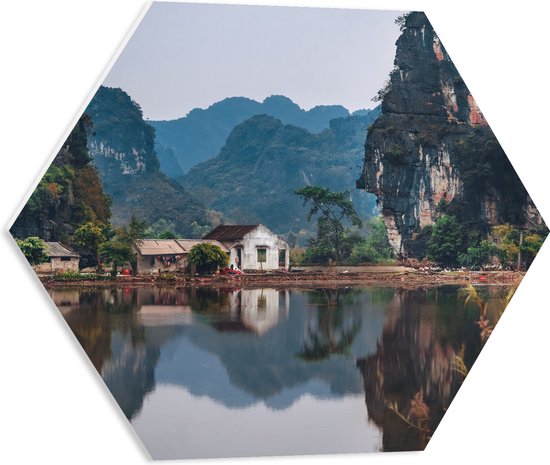 WallClassics - PVC Schuimplaat Hexagon  - Huisje bij Water en Bergen - Vietnam - 50x43.5 cm Foto op Hexagon (Met Ophangsysteem)