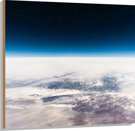 WallClassics - Hout - Uitzicht over de Aarde in de Ruimte - 100x100 cm - 12 mm dik - Foto op Hout (Met Ophangsysteem)