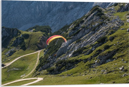 WallClassics - Acrylglas - Paraglidend door de Bergen en Natuur - 90x60 cm Foto op Acrylglas (Wanddecoratie op Acrylaat)