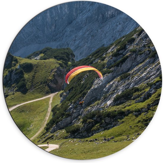 WallClassics - Dibond Muurcirkel - Paraglidend door de Bergen en Natuur - 70x70 cm Foto op Aluminium Muurcirkel (met ophangsysteem)