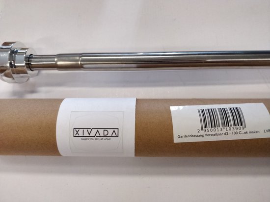 Close-up van een zilverkleurige kledingroede naast een bruine kartonnen verpakking met het merk XIVADA.