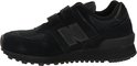 Zwarte New Balance 574 sneaker met klittenbandsluiting en suède.