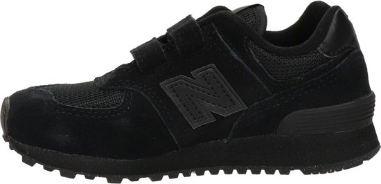Zwarte New Balance 574 sneaker met klittenbandsluiting en suède.